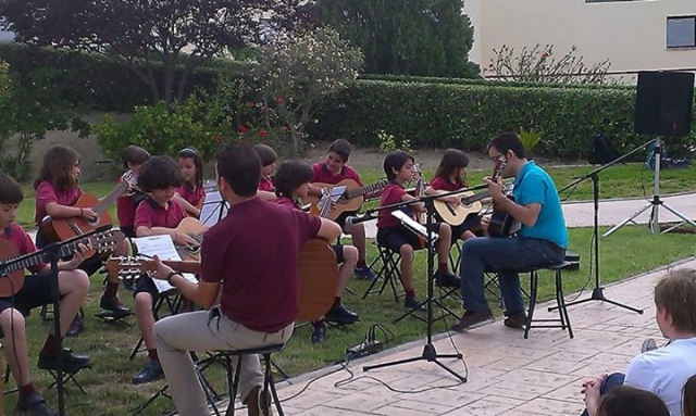  Children playing the guitar